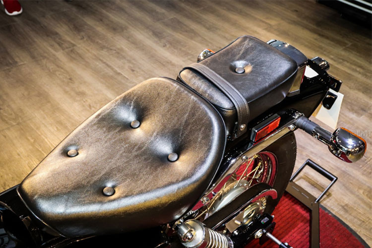 Xe sở hữu chiều cao yên xe 675mm, tay lái hơi đưa ra phía sau nên với những người có tầm vóc nhỏ nhắn cũng dễ dàng ngồi lên để chinh phục - thiết kế của dòng xe môtô Honda Rebel đời cũ này đem đến sự thuận tiện cho tất cả những ai thích sử dụng dòng xe môtô cruiser cỡ nhỏ. 