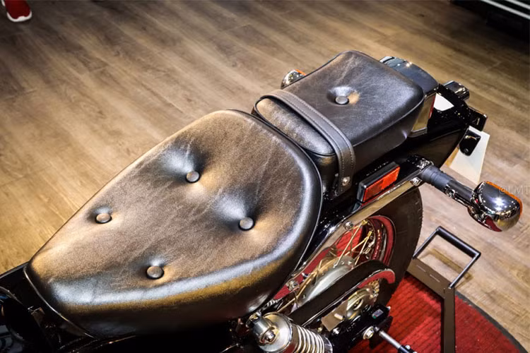 Xe sở hữu chiều cao yên xe 675mm, tay lái hơi đưa ra phía sau nên với những người có tầm vóc nhỏ nhắn cũng dễ dàng ngồi lên để chinh phục - thiết kế của dòng xe môtô Honda Rebel đời cũ này đem đến sự thuận tiện cho tất cả những ai thích sử dụng dòng xe môtô cruiser cỡ nhỏ. 