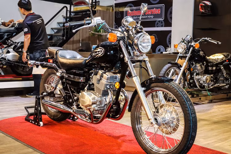 Nhắc đến mẫu xe môtô Honda Rebel 250, chắc hẳn những ai đam mê môtô PKL (phân khối lớn) đều biết đến mẫu xe này với vẻ ngoài ấn tượng luôn “cặp kè” cùng những người hùng cơ bắp trong thập niên cuối những năm 80 đầu 90 mà kiểu dáng của nó không hề phai mờ theo thời gian…