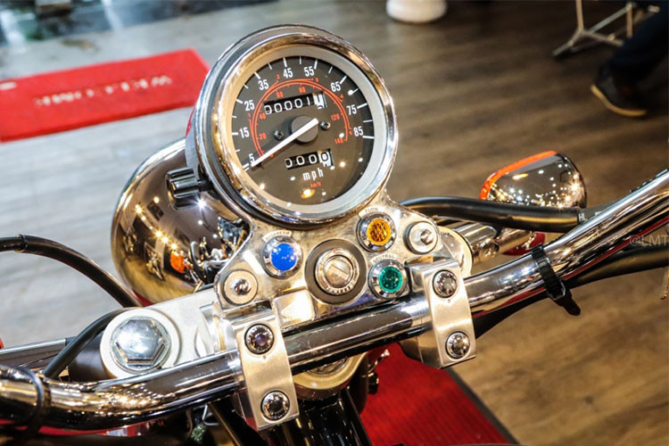 Tay lái của xe mang đậm chất cruiser, khá rộng giúp cho người dùng dễ dàng điều khiển trên những cung đường dài. Cụm đồng hồ trung tâm hình tròn được mạ chrome bố trí đơn giản, các đèn báo nhiên liệu, xi nhan, đèn N… đặt chính giữa. Các nút điều khiển theo phong cách cũ.