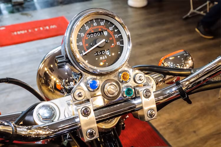 Tay lái của xe mang đậm chất cruiser, khá rộng giúp cho người dùng dễ dàng điều khiển trên những cung đường dài. Cụm đồng hồ trung tâm hình tròn được mạ chrome bố trí đơn giản, các đèn báo nhiên liệu, xi nhan, đèn N… đặt chính giữa. Các nút điều khiển theo phong cách cũ.