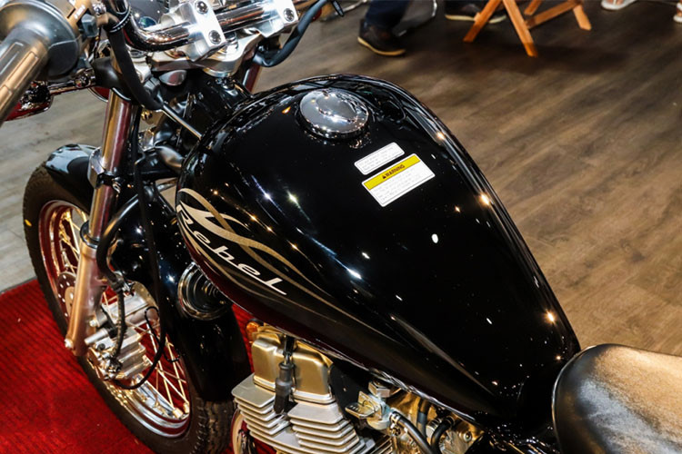 Rebel 250 phiên bản 2016 không đổi so với thế hệ trước đó, nó sở hữu trọng lượng 150 kg và được trang bị bình xăng thiết kế hình giọt nước có dung tích 9,8 lít cho hành trình khoảng 300 km mới phải tiếp nhiên liệu. Hệ thống khung xe được chế tạo từ hợp kim khá chắc chắn.