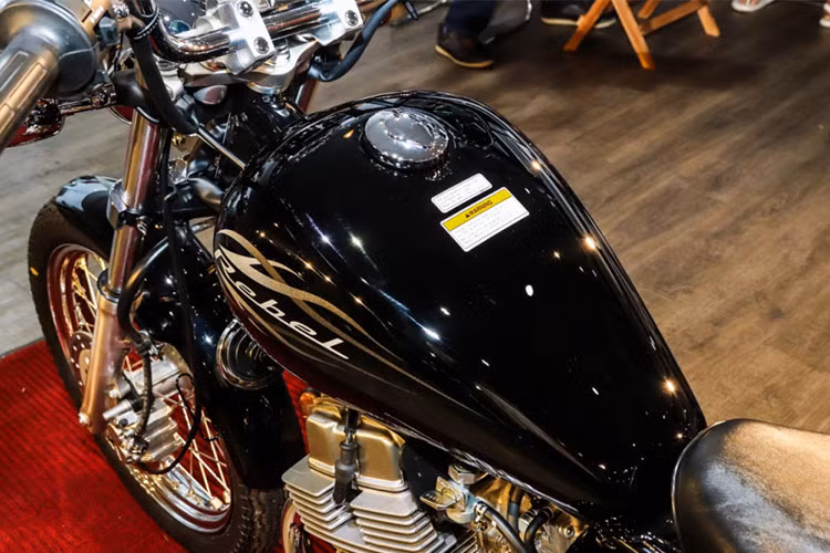 Rebel 250 phiên bản 2016 không đổi so với thế hệ trước đó, nó sở hữu trọng lượng 150 kg và được trang bị bình xăng thiết kế hình giọt nước có dung tích 9,8 lít cho hành trình khoảng 300 km mới phải tiếp nhiên liệu. Hệ thống khung xe được chế tạo từ hợp kim khá chắc chắn.