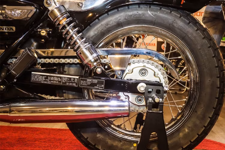 Tem Rebel cách điệu được dán hai bên bình xăng, hai bên cốp xe là viền inox chạy dọc hai bên cùng với logo cách điệu của Rebel hình chim đại bàng và logo của hãng Honda phía dưới. Trọng tâm xe thấp cùng cặp ống xả thép cân đối tạo dáng vẻ mạnh mẽ, chắc chắn cho chiếc xe.