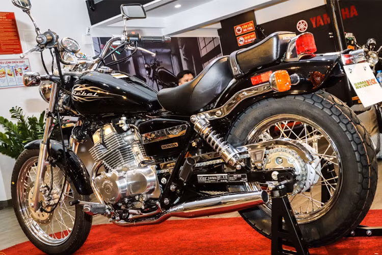 Hiện tại, nhà phân phối dòng xe này tại TP HCM vẫn chưa công bố mức giá bán chính thức của Honda Rebel 250 thế hệ cũ với giới truyền thông nhưng cho hay giá dự kiến sẽ hơn 180 triệu đồng. Trước đó, một số tin đồn còn cho rằng xe sẽ có giá bán khoảng 200 triệu đồng.