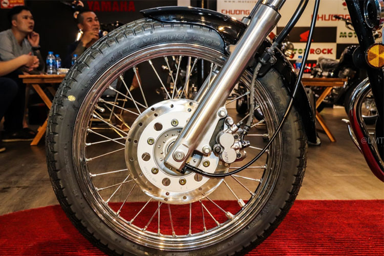 Về trang bị an toàn, chiếc xe môtô phân khối lớn 250cc này được trang bị phuộc ống lồng trước và phuộc lò xo đôi sau. Phanh trước được trang bị đĩa đơn với twin-piston caliper, phanh sau dạng tang trống nhưng vẫn cho người cầm lái độ an toàn trên mọi địa hình.