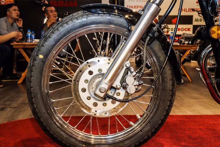 Về trang bị an toàn, chiếc xe môtô phân khối lớn 250cc này được trang bị phuộc ống lồng trước và phuộc lò xo đôi sau. Phanh trước được trang bị đĩa đơn với twin-piston caliper, phanh sau dạng tang trống nhưng vẫn cho người cầm lái độ an toàn trên mọi địa hình.