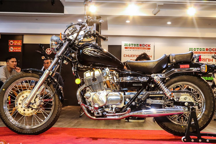 Mặc dù thế hệ Honda Rebel mới đã ra đời và đang được phân phối chính hãng tại Việt Nam, nhưng mới đây một nhà nhập khẩu xe máy tư nhân tại TP HCM lại bất ngờ đem về mẫu Honda Rebel 250 phiên bản cuối cùng mang mã CMX250C - xe được sản xuất vào năm 2016 trước khi thế hệ mới trình làng vào năm 2017.