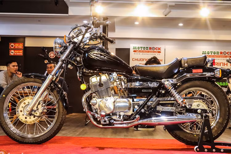 Mặc dù thế hệ Honda Rebel mới đã ra đời và đang được phân phối chính hãng tại Việt Nam, nhưng mới đây một nhà nhập khẩu xe máy tư nhân tại TP HCM lại bất ngờ đem về mẫu Honda Rebel 250 phiên bản cuối cùng mang mã CMX250C - xe được sản xuất vào năm 2016 trước khi thế hệ mới trình làng vào năm 2017.