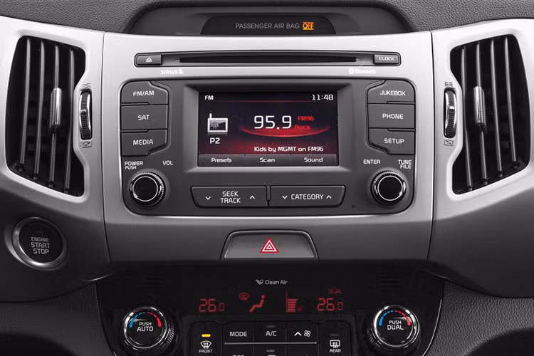 Ở bên trong, một sự thay đổi nhỏ là hệ thống thông tin giải trí, và được bọc bởi một đường viền kim loại lớn. Các thay đổi khác rất khó để phát hiện, nhưng có vẻ như nhiều tính năng, trang bị được sửa đổi và nâng cấp.