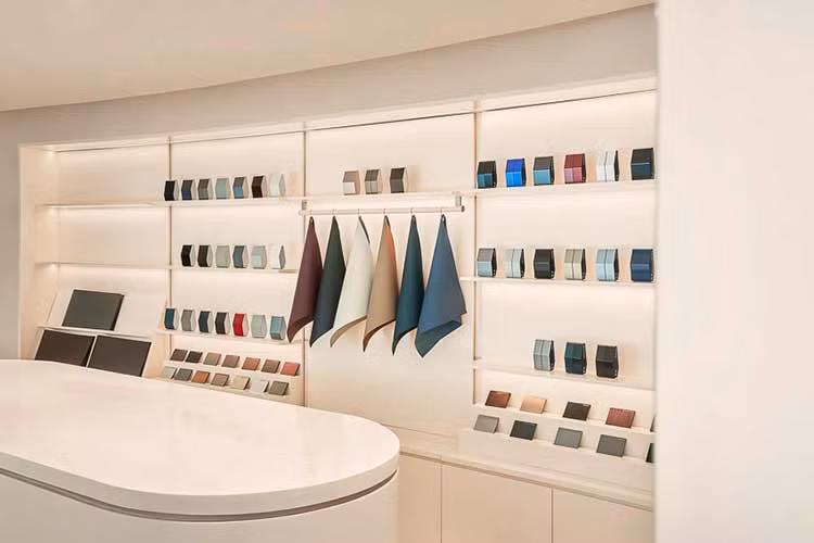 Ruud Poels, TGĐ JLR Việt Nam, cho biết: “JLR sẽ mang đến trải nghiệm độc đáo và hấp dẫn tại JLR Hà Nội, nơi khách hàng được đắm mình vào thế giới của các thương hiệu Range Rover, Defender và Discovery. Đây là Trung tâm trưng bày JLR đầu tiên trên thế giới được thiết kế theo tầm nhìn mới và thật vinh dự khi chúng tôi được lựa chọn.”