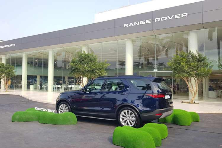 Giáo sư Gerry McGovern, Huy chương Hiệp Sĩ Hoàng Gia Anh OBE, Giám đốc Sáng tạo JLR, cho biết: “JLR mong muốn tạo ra những trải nghiệm hấp dẫn về mặt cảm xúc và xây dựng mối quan hệ bền vững với khách hàng, góp phần gia tăng uy tín và giá trị cho các thương hiệu của JLR".