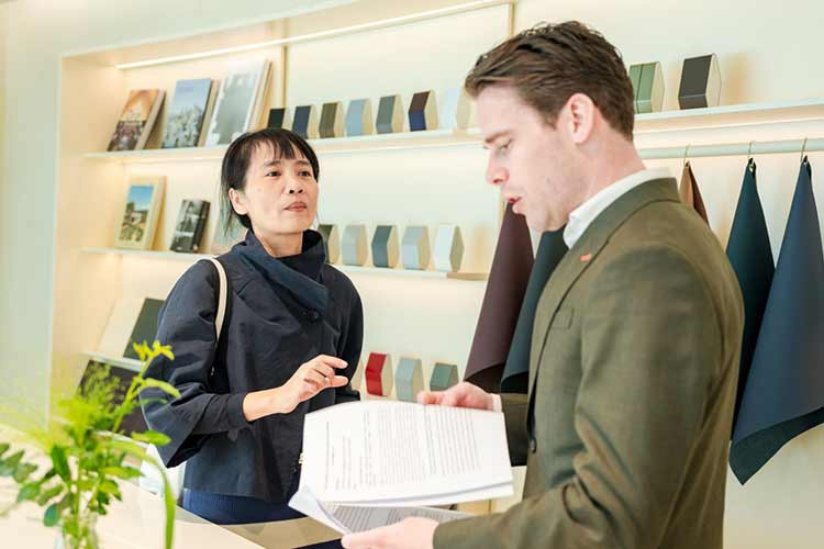 "Đây cũng là một thách thức so với quy ước của các trung tâm trưng bày ô tô thông thường. Sự cởi mở, không có rào cản và bầu không khí thư giãn khiến nơi đây giống như một hộp trang sức sang trọng”, ông James Hagger nói thêm.