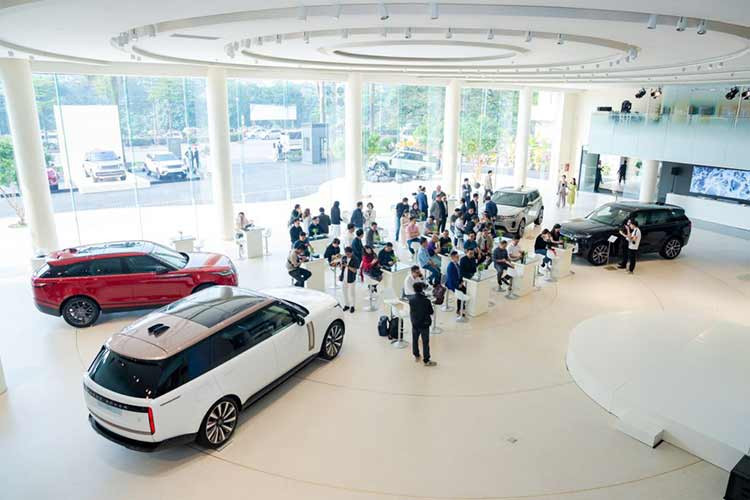 James Hagger, Giám đốc Thiết kế Bán lẻ, JLR, cho biết: “Ý tưởng ban đầu về hiệu ứng lan tỏa là đặt khách hàng vào trung tâm của trải nghiệm, khiến họ đắm chìm trong thế giới sang trọng hiện đại của JLR ngay khi vừa bước qua ngưỡng cửa".