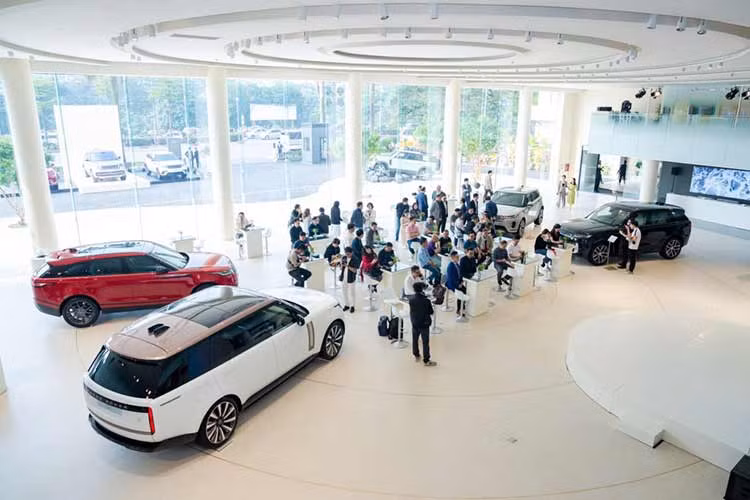 James Hagger, Giám đốc Thiết kế Bán lẻ, JLR, cho biết: “Ý tưởng ban đầu về hiệu ứng lan tỏa là đặt khách hàng vào trung tâm của trải nghiệm, khiến họ đắm chìm trong thế giới sang trọng hiện đại của JLR ngay khi vừa bước qua ngưỡng cửa".