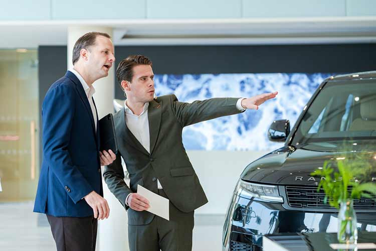 Khu vực tiếp khách ở trung tâm tầng trệt dẫn đến Không gian trưng bày các thương hiệu, nơi Range Rover, Defender và Discovery thể hiện bản sắc riêng của mình. Lấy cảm hứng từ trung tâm điêu khắc, những chiếc xe được trưng bày như các tác phẩm nghệ thuật.