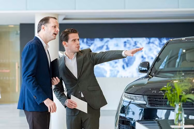 Khu vực tiếp khách ở trung tâm tầng trệt dẫn đến Không gian trưng bày các thương hiệu, nơi Range Rover, Defender và Discovery thể hiện bản sắc riêng của mình. Lấy cảm hứng từ trung tâm điêu khắc, những chiếc xe được trưng bày như các tác phẩm nghệ thuật.