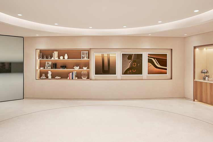 Alistair Scott, GĐ điều hành JLR Châu Á Thái Bình Dương, cho biết: “Việt Nam được biết đến là một trong những thị trường hàng xa xỉ phát triển nhanh nhất Đông Nam Á và đây là cơ hội lớn cho các thương hiệu của JLR. Việt Nam là điểm đến đầu tiên của mô hình Trung tâm trưng bày này trong khu vực. Đây cũng là Trung tâm trưng bày thứ hai của JLR tại Hà Nội, củng cố cam kết của JLR với thị trường này.”