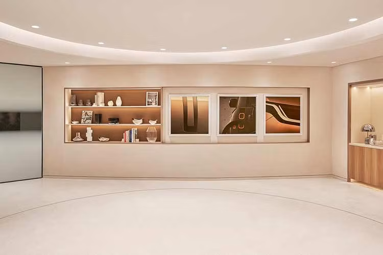 Alistair Scott, GĐ điều hành JLR Châu Á Thái Bình Dương, cho biết: “Việt Nam được biết đến là một trong những thị trường hàng xa xỉ phát triển nhanh nhất Đông Nam Á và đây là cơ hội lớn cho các thương hiệu của JLR. Việt Nam là điểm đến đầu tiên của mô hình Trung tâm trưng bày này trong khu vực. Đây cũng là Trung tâm trưng bày thứ hai của JLR tại Hà Nội, củng cố cam kết của JLR với thị trường này.”