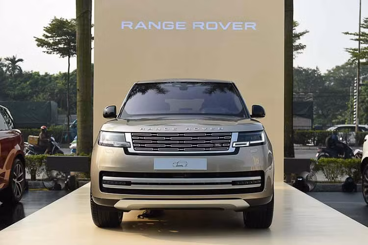 "Đây cũng là cơ hội để truyền tải tầm nhìn về một cuộc sống sang trọng hiện đại đúng nghĩa; tạo nên một không gian đầy sáng tạo, nơi thể hiện chính xác triết lý thiết kế đương đại của JLR”, ông Gerry McGovern cho biết thêm.