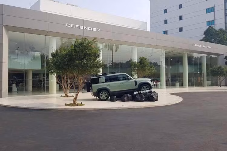 Trung tâm trưng bày sang trọng và hiện đại của Land Rover Việt Nam tại Hà Nội hứa hẹn mang đến những trải nghiệm phong phú, nơi khách hàng được khám phá thế giới riêng biệt của từng thương hiệu – Range Rover, Defender và Discovery.