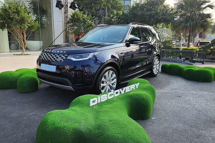 Quá trình thiết kế và xây dựng Trung tâm trưng bày thứ 2 Land Rover Việt Nam tại Hà Nội được giám sát bởi Giáo sư Gerry McGovern, Huy chương Hiệp Sĩ Hoàng Gia Anh OBE, Giám đốc Sáng tạo JLR, cùng với James Hagger, Giám đốc Thiết kế Bán lẻ JLR.