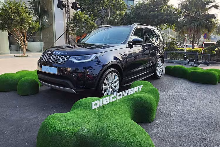 Quá trình thiết kế và xây dựng Trung tâm trưng bày thứ 2 Land Rover Việt Nam tại Hà Nội được giám sát bởi Giáo sư Gerry McGovern, Huy chương Hiệp Sĩ Hoàng Gia Anh OBE, Giám đốc Sáng tạo JLR, cùng với James Hagger, Giám đốc Thiết kế Bán lẻ JLR.