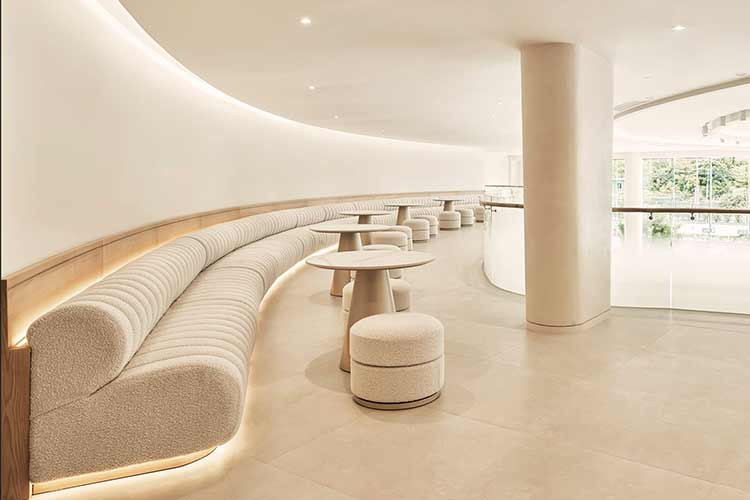 Ngay khi đến với Trung tâm trưng bày, mỗi khách hàng đều được chào đón bởi một nhân viên trợ giúp đặc biệt, người sẽ hướng dẫn họ trong suốt hành trình trải nghiệm.