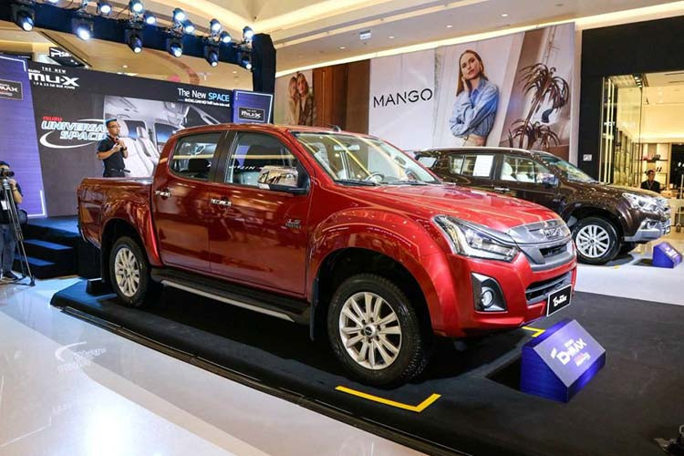 Trong vài tháng gần đây, doanh số bán xe Isuzu D-Max tại nước ta ngày càng sụt giảm. Tổng kết tháng 12/2019 vừa qua mẫu xe bán tải của Isuzu chỉ bán được 6 xe ra thị trường, tiếp tục giảm 9 xe so với tháng trước đó. Cộng dồn cả năm 2019 có 368 xe D-Max rời đại lý. Giá xe Isuzu D-Max hiện tương đối rẻ, chỉ từ 650 - 820 triệu đồng.