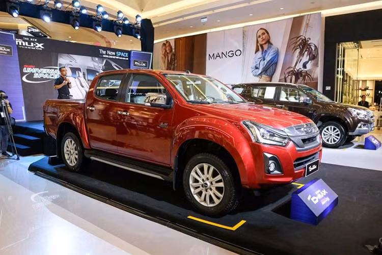 Trong vài tháng gần đây, doanh số bán xe Isuzu D-Max tại nước ta ngày càng sụt giảm. Tổng kết tháng 12/2019 vừa qua mẫu xe bán tải của Isuzu chỉ bán được 6 xe ra thị trường, tiếp tục giảm 9 xe so với tháng trước đó. Cộng dồn cả năm 2019 có 368 xe D-Max rời đại lý. Giá xe Isuzu D-Max hiện tương đối rẻ, chỉ từ 650 - 820 triệu đồng.