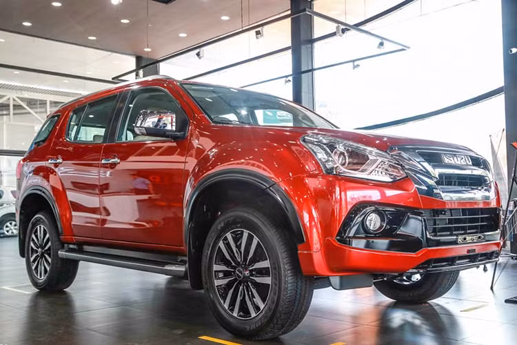 Isuzu Mu-X và D-Max đã quá quen thuộc với danh sách này khi tháng nào hãng cũng chỉ bán được con số rất lẹt đẹt. Với 39 xe Mu-X giao đến tay khách hàng trong tháng 12 đã nâng tổng lượng xe bán ra thị trường trong năm 2019 vừa qua lên đến 544 xe. Hiện nay mẫu SUV bán "ế" này đang được phân phối tại nước ta 3 phiên bản, giá niêm yết từ 820 - 1.120 triệu đồng.