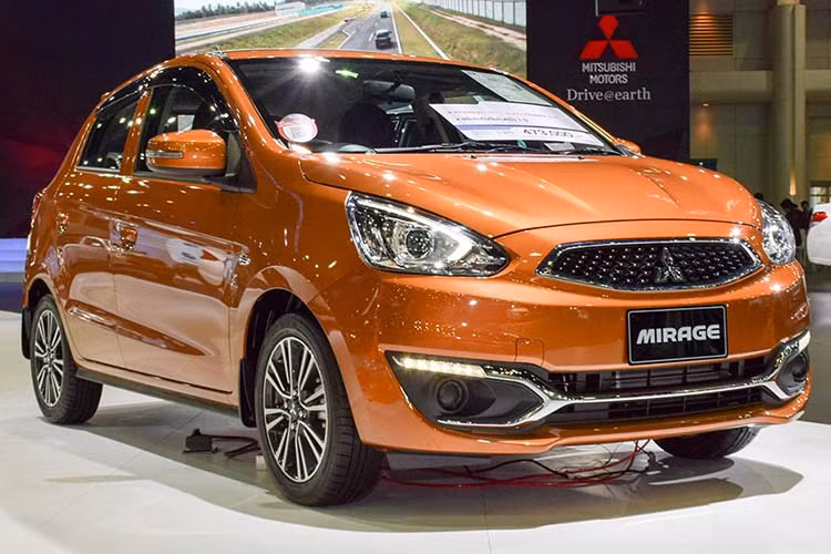 Do Suzuki Ciaz hết hàng, không có doanh số nên Mitsubishi Mirage đã chiếm một chỗ trong bảng xếp hạng các mẫu xe ôtô bán ế nhất toàn thị trường Việt trong tháng 12/2019 với 61 xe. Cộng tổng 12 tháng của năm 2019 đã có 773 xe Mirage mới được đăng ký biển số và lăn bánh trên đường.