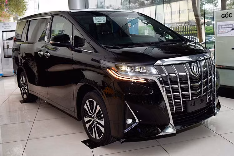 So với tháng trước, kết quả bán hàng của mẫu Toyota Alphard đã tăng lên 17 xe nhưng nó vẫn đứng ở vị trí thứ 2 trong top 10 xe bán chậm nhất tháng 12/2019. Trong suốt cả năm 2019 mới chỉ có 124 xe khách hàng lựa chọn, nguyên nhân chủ yếu vẫn là giá thành đắt đỏ.