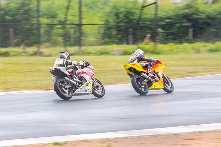 Đèn hiệu bật xanh, ngay lập tức Duy Thông vượt lên tới 5 đối thủ trước mặt trong sự ngạc nhiên và có lẽ là cả ngơ ngác của rất nhiều người. Sau đó mặc dù không thể chen chân vào top đầu, nhưng Duy Thông đã khiến cho nửa sau phải rất vất vả và luôn cảm thấy một sự đe dọa lớn.