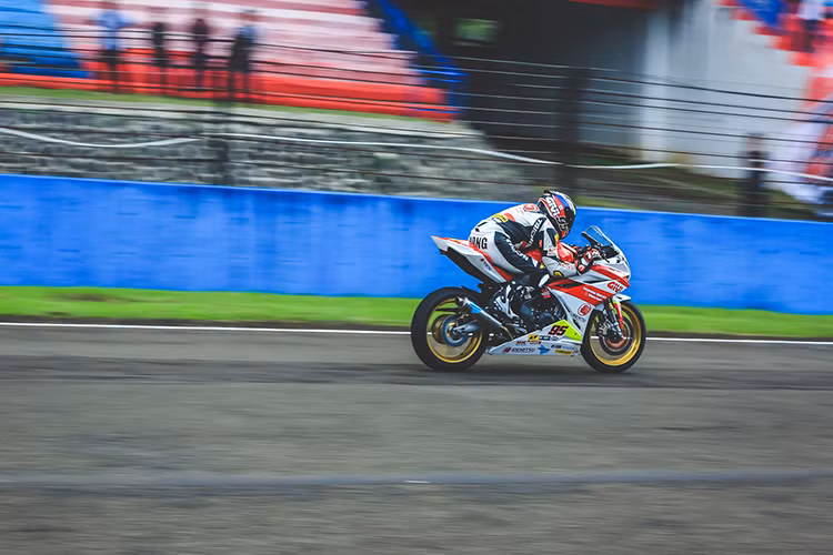 Nhiều người còn nói đùa rằng nếu đua ở Anh, nơi thời tiết ẩm ướt quanh năm thì Duy Thông đã có thể nằm trong top 7. Tất nhiên, trên đường đua ARRC thì “họa may” mới có trời mưa để Duy Thông ngóng đợi, nhưng nếu đã có thể làm tốt trong trời mưa thì trong những ngày khô ráo sẽ là vấn đề của sự chăm chỉ tập luyện.