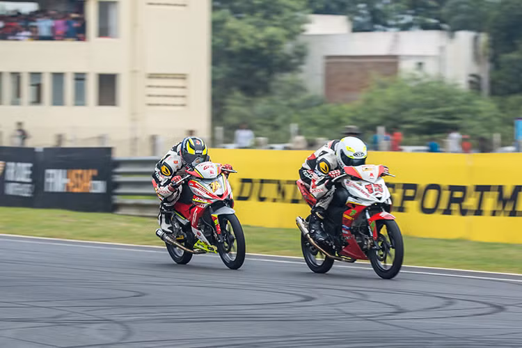 Đầu tiên là tại nội dung UB150, có sự góp mặt của tay đua Cao Việt Nam. Chặng đua đã khởi đầu một cách thuận lợi với đội Yuzy Honda Racing Việt Nam tại nội dung này khi “niềm hi vọng” của đội, tay đua trẻ Azroy giành được pole thứ 2. Có thể do còn quá trẻ tuổi nên Azroy vẫn còn thiếu một chút độ “quái” trong khi thi đấu.