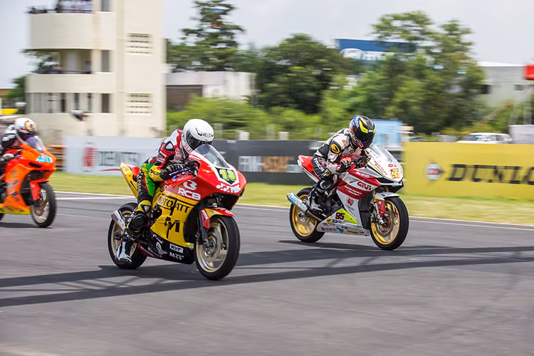 Đây là điều mà tay đua sinh năm 95 này mong đợi. Như đã biết, Bùi Duy Thông đặc biệt ưa thích đua trong trời mưa. Và đây là lần đầu tiên trong mùa giải anh được đua trong điều kiện thời tiết ưa thích. Có thể do rất lâu rồi trời mới đổ mưa khi đua nên các kỹ thuật viên của đội đua Honda Racing Việt Nam đã hơi lúng túng một chút khi thay lốp ướt cho Duy Thông, trong khi đó tay đua này muốn vào cuộc đua thật nhanh.