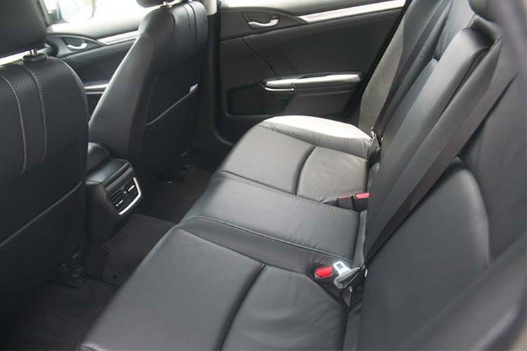 Như vậy Honda Civic mới sẽ có 3 phiên bản tại Việt Nam, bao gồm: 1.5 Turbo, 1.5G và 1.8 AT. Trong đó bản 1.5 Turbo vẫn giữ nguyên cấu hình như cũ, trong khi bản 1.5G là phiên bản “thiếu option” của 1.5 Turbo nhưng vẫn sở hữu động cơ tăng áp. Cuối cùng là bản 1.8 AT sử dụng động cơ thường có các trang bị giống với bản 1.5G.