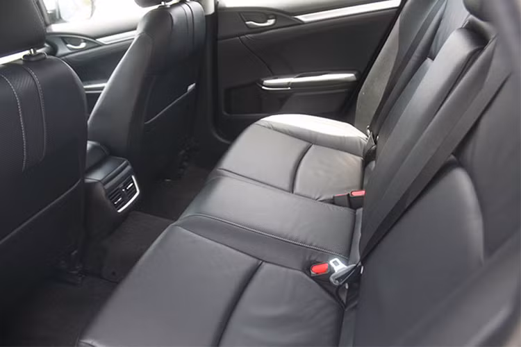 Như vậy Honda Civic mới sẽ có 3 phiên bản tại Việt Nam, bao gồm: 1.5 Turbo, 1.5G và 1.8 AT. Trong đó bản 1.5 Turbo vẫn giữ nguyên cấu hình như cũ, trong khi bản 1.5G là phiên bản “thiếu option” của 1.5 Turbo nhưng vẫn sở hữu động cơ tăng áp. Cuối cùng là bản 1.8 AT sử dụng động cơ thường có các trang bị giống với bản 1.5G.