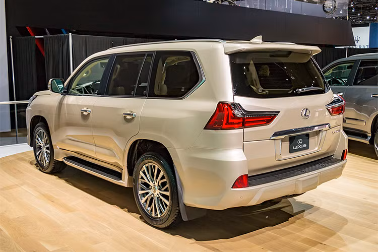 Lexus LX570 2018 bản 2 hàng ghế có 6 tùy chọn màu sơn ngoại thất, bao gồm trắng, be, bạc, xám, đen và xanh dương. Khi mua "chuyên cơ mặt đất" này, khách hàng có thể chọn nội thất bọc da màu đen với gỗ ốp màu nâu espresso hoặc da dê với gỗ màu nâu thẫm Dark Mocha.