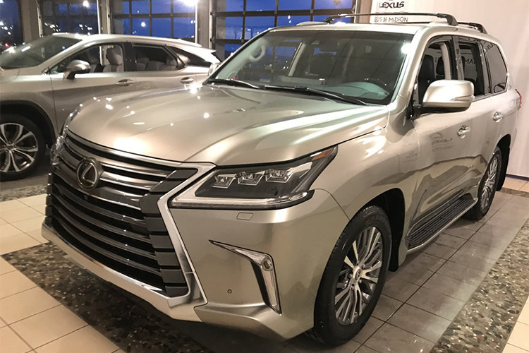 Động cơ của mẫu SUV hạng sang cỡ lớn này là động cơ xăng V8, dung tích 5,7 lít tương tự Lexus LX570 bản 7 chỗ cũ. Động cơ tạo ra công suất tối đa 383 mã lực và mô-men xoắn cực đại 546 Nm. Sức mạnh được truyền tới cả 4 bánh thông qua hộp số tự động 8 cấp với khóa vi sai chống trượt trung tâm.