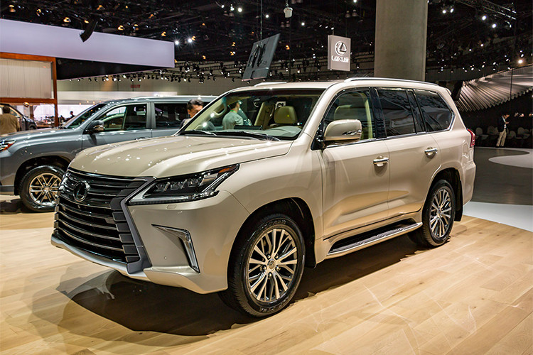 Mẫu xe SUV hạng sang Lexus LX570 2018 phiên bản 2 hàng ghế với 5 chỗ ngồi mới đã lần đầu tiên trình làng trong triển lãm ôtô Los Angeles 2017. Mãi đến nay, thương hiệu xe sang Lexus mới chính thức đưa ra mức giá đến các đại lý của mình tại thị trường ôtô Mỹ.