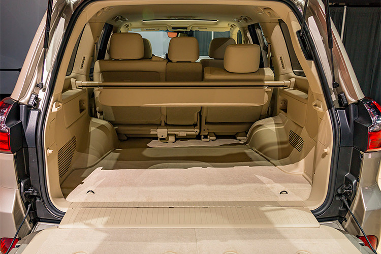 Trong khi đó, những trang bị tiêu chuẩn của Lexus LX570 2018 bản 2 hàng ghế khá đa dạng và cao cấp, từ đèn pha LED, hệ thống kiểm soát hành trình đến định vị. Đó là chưa kể đến các hệ thống hỗ trợ người lái và camera quan sát xung quanh tiêu chuẩn.