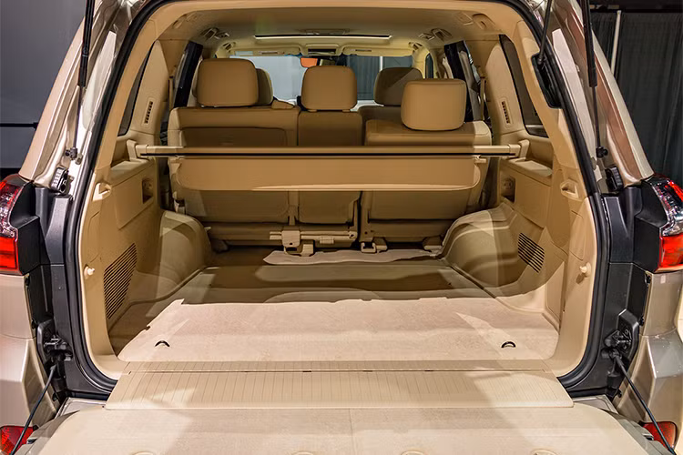 Trong khi đó, những trang bị tiêu chuẩn của Lexus LX570 2018 bản 2 hàng ghế khá đa dạng và cao cấp, từ đèn pha LED, hệ thống kiểm soát hành trình đến định vị. Đó là chưa kể đến các hệ thống hỗ trợ người lái và camera quan sát xung quanh tiêu chuẩn.