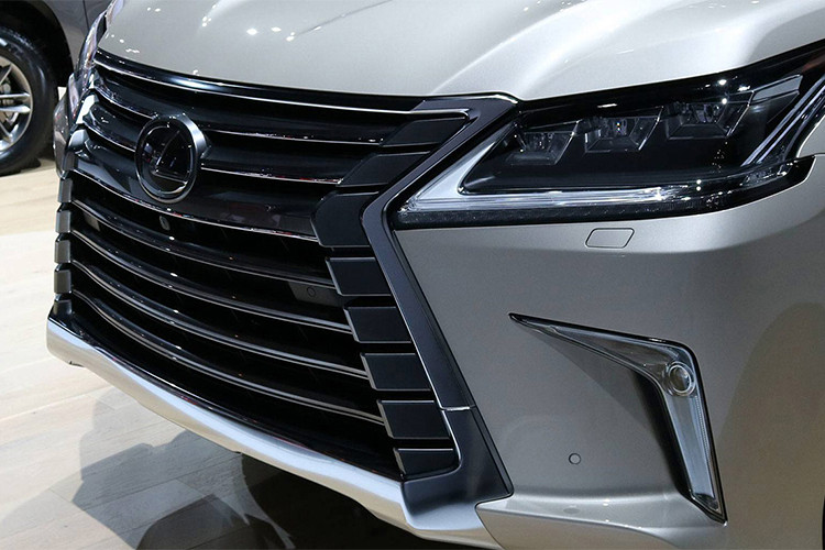 Giá của Lexus LX570 2018 phiên bản 2 hàng ghế mới khởi điểm từ 85.380 USD (1,94 tỷ đồng). Giá bán này đã bao gồm 1.195 USD chi phí vận chuyển và giao xe đồng thời cung cấp nhiều trang bị. Nếu người mua chọn đủ những trang bị tùy chọn mà hãng Lexus đưa ra, mẫu SUV 5 chỗ này cũng chỉ có giá 86.572 USD (1,97 tỷ đồng).