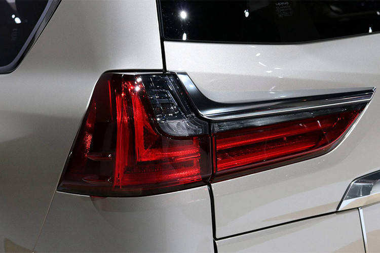 Sự biến mất của hàng ghế thứ 3 giúp LX570 2018 bản 5 chỗ có khoang hành lý 1.430 lít. Con số tương ứng của phiên bản 7 chỗ cũ là 1.266 lít. Xe cũng không hề có gói phụ kiện tùy chọn chính hãng nào đi kèm.