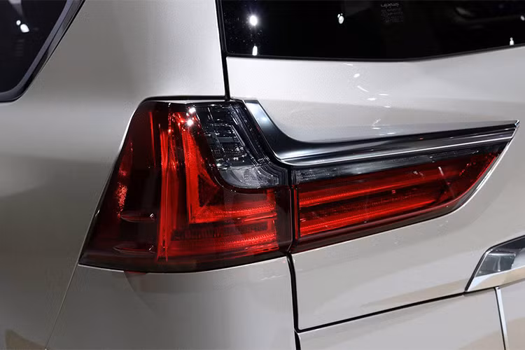 Sự biến mất của hàng ghế thứ 3 giúp LX570 2018 bản 5 chỗ có khoang hành lý 1.430 lít. Con số tương ứng của phiên bản 7 chỗ cũ là 1.266 lít. Xe cũng không hề có gói phụ kiện tùy chọn chính hãng nào đi kèm.