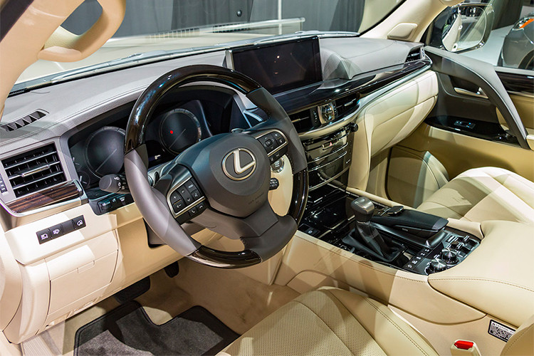 Thay vào đó, hãng Lexus tung ra hàng loạt trang bị tùy chọn đơn lẻ như cảm biến nứt kính, làm nhiệm vụ phát hiện khi có người cố gắng đập vỡ kính để đột nhập vào bên trong xe và kích hoạt hệ thống báo động chống trộm.