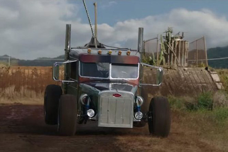 Trong phim có cảnh bộ đôi Hobbs và Shaw thoát khỏi vụ nổ trên chiếc xe bọc thép Gurkha LAPV. Xe nguyên bản được trang bị động cơ diesel tăng áp V8 6.7L, cho công suất 300 mã lực và mô-men xoắn cực đại 895 Nm. Chiếc Gurkha LAPV trong phim có một số bộ phận đã được thay đổi, như lưới tản nhiệt và cụm đèn.