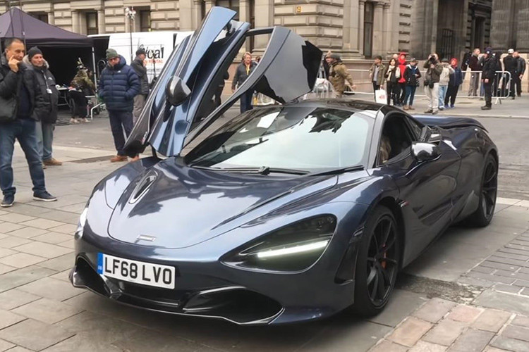 McLaren là thương hiệu xuất hiện nhiều nhất trong đoạn trailer và rất có thể đây là thương hiệu tài trợ cho bộ phim. Một trong những cảnh quay đẹp mắt nhất trong trailer đầu tiên là đoạn Hobbs, Shaw và một người phụ nữ ngồi trên chiếc siêu xe McLaren 720S với cú drift xuyên qua gầm xe tải trên đường phố London. Đây cũng là chiếc McLaren xuất hiện cùng Shaw ở poster phim.